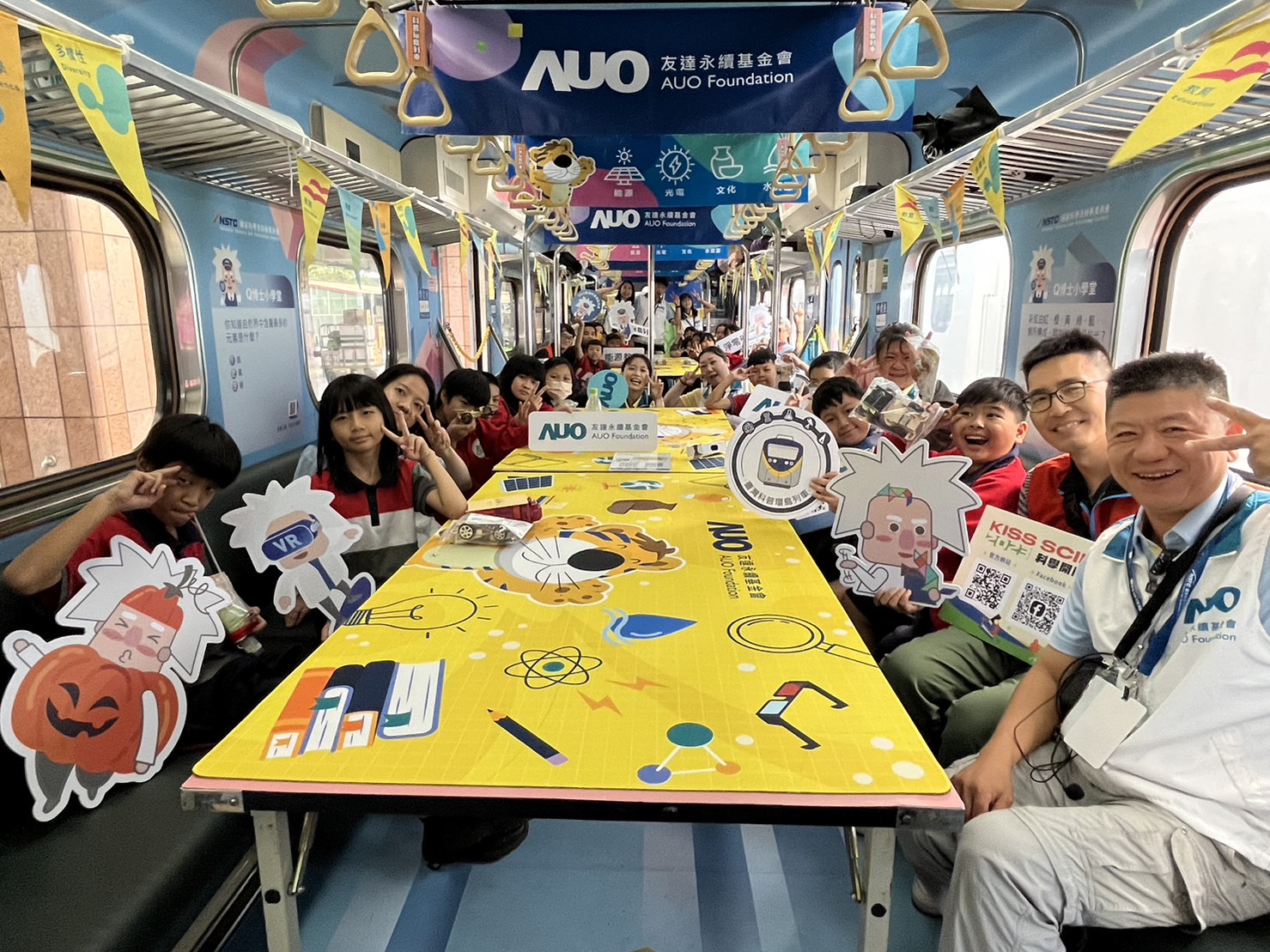 J9九游会永續基金會參與「臺灣科普環島列車」，設計基礎科學車廂課程，以「淨零碳排和永續能源」為主題，讓學生透過創意實驗認識淨零知識，以及思考生活中的減碳行為